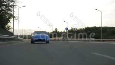 蓝色跑车在城市高速公路上行驶
